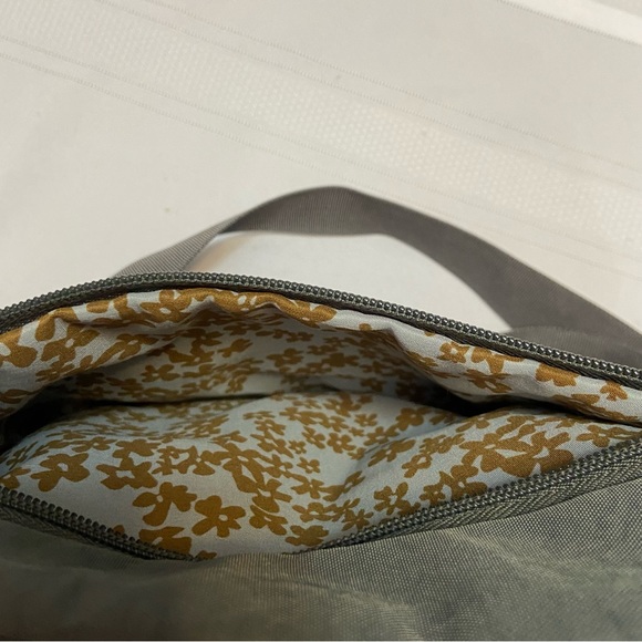 Travelon Grey Water Resistant Womens Crossbody Bag with Adjustable Strap EUC - Picture 8 of 13